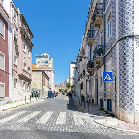 Plum Guide - Sunrise Bumble Lisboa